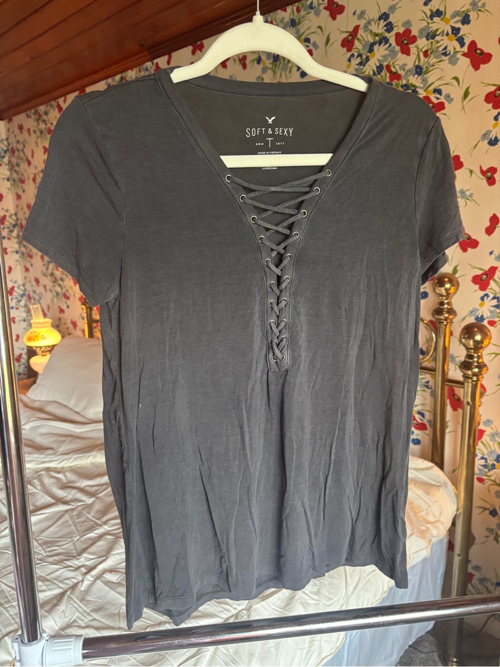 american eagle soft & sexy lace up v neck tee charcoal gray y2k basic size small